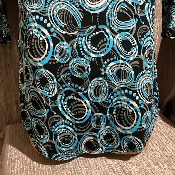 Maurices Top Blouse M Stretchy Black Blue Circles Polka Dots 3/4 Sleeve Pullover - Picture 2 of 16
